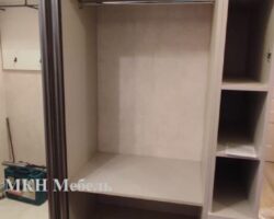 Встроенный шкаф купе трёх дверный с пеналом под балку на заказ от мкн мебель