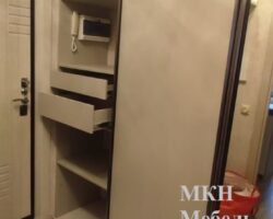 Встроенный 3х дверный шкаф купе под балку от мкн мебель