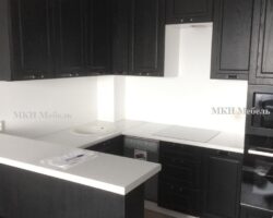 Чёрная кухня с белой столешницей на заказ от МКН МЕбель