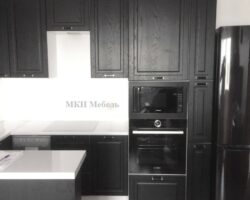 Чёрная Кухня с белой глянцевой столешницей от МКН Мебель