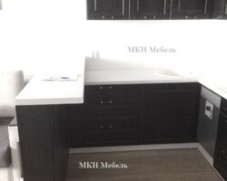 Кухонный гарнитур на заказ в чёрно белом исполнении от МКН Мебель