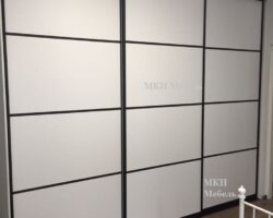 Пристроенный шкаф купе в чёрном от МКН Мебель