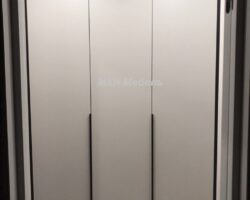 Шкаф встроенный распашной Эггер 702 с чёрными торцевыми ручками и черной окантовкой по периметру вид спереди