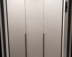 Шкаф встроенный распашной Эггер 702 с чёрными торцевыми ручками и черной окантовкой по периметру