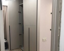 Шкаф встроенный распашной Эггер 702 с чёрными торцевыми ручками и черной окантовкой по периметру секция со штангой
