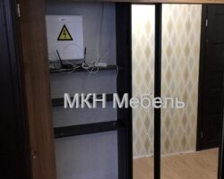 Шкаф купе с зеркалами под балку с чёрным профилем на заказ от МКН Мебель