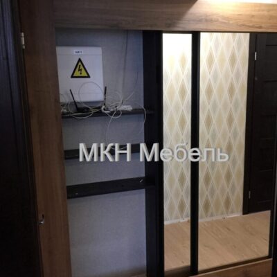 Шкаф купе с зеркалами под балку с чёрным профилем на заказ от МКН Мебель