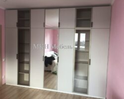 Встроенный распашной Шкаф с витринами на заказ от МКН Мебель