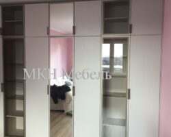 встроенный шкаф с витринами