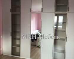 распашной встроенный шкаф с витриной