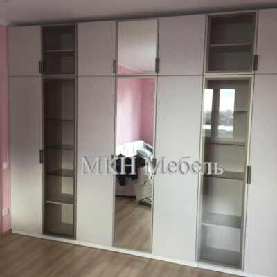 распашной встроенный шкаф с витриной