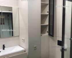 встроенный шкафчик в ванную и туалет для коммуникаций на заказ