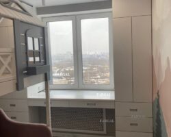 Фото с замера Стол под окно со шкафами от МКН Мебель
