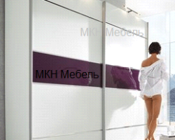 Белый шкаф купе с глянцевой вставкой в комнату от МКН Мебель