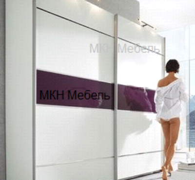 Белый шкаф купе с глянцевой вставкой в комнату от МКН Мебель