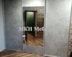 Встроенные шкафы купе с зеркалом в цвете бетон на заказ МКН Мебель