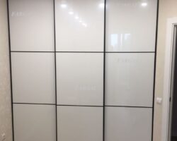 Встроенный Шкаф купе белый в супер тонком прямоугольном профиле от МКН Мебель