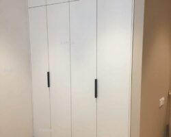 Встроенный белый Шкаф с распашными дверями под потолок МКН МЕбель