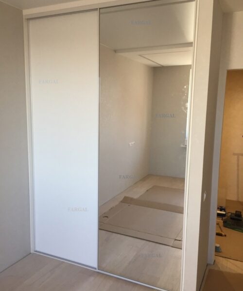 Встроенный белый шкаф купе с зеркалом в узком профиле от МКН Мебель