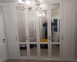 Встроенный зеркальный белый шкаф в классическом стиле МКН Мебель
