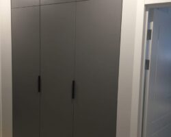 Встроенный распашной шкаф на заказ МКН Мебель