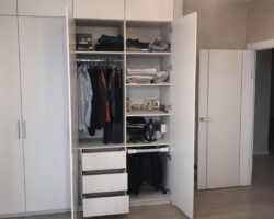 Встроенный шкаф в нишу от МКН Мебель софт белый супер матовый