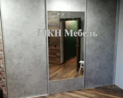 Встроенный шкаф купе с зеркалом в цвете бетон на заказ МКН Мебель