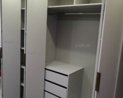 Встроенный шкаф со складными дверями гармошка на заказ от МКН Мебель