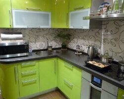 Зелёная кухня на заказ от МКН Мебель