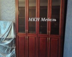Книжный шкаф в массиве дерева на заказ МКН Мебель