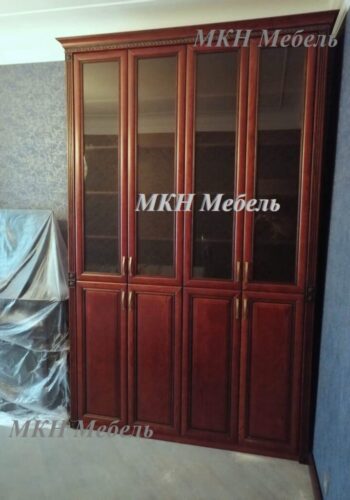 Книжный шкаф в массиве дерева на заказ МКН Мебель