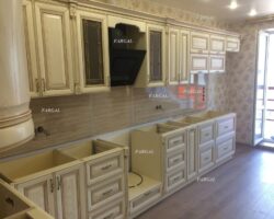 Кухни на заказ в классическом стиле в массиве асеня от МКН Мебель