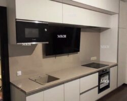 Кухня с третьим ярусом и телевизором на заказ МКН Мебель