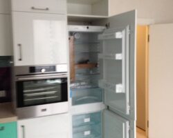 Кухня со встроенным холодильником МКН Мебель