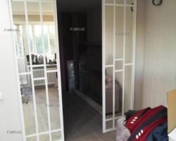 Подвесные белые зеркальные межкомнатные двери купе МКН Мебель