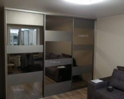 Пристроенный шкаф купе с бронзовыми зеркалами с пескоструйным матовым рисунком МКН Мебель