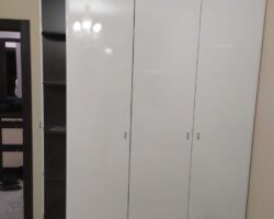 Распашной Шкаф с белыми глянцевыми фасадами от МКН Мебель