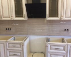Светлая кухня на заказ в классическом стиле массив асеня от МКН Мебель