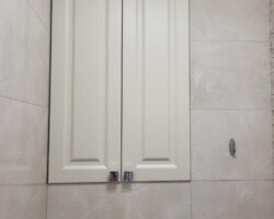 Стеновой встроенный шкафчик с крашенными дверями в нишу в ванной МКН Мебель
