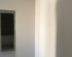 Фото ниша установки Встроенного шкафа купе под натяжной потолок от МКН Мебель
