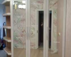 Шкаф с белыми крашенными фасадами и консолью с широкими полками МКН Мебель