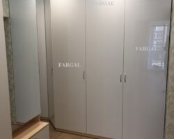 белый глянцевый шкаф в прихожую с плавным переходом глубины от МКН Мебель