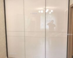 встроенный белый глянцевый шкаф купе на заказ от МКН Мебель
