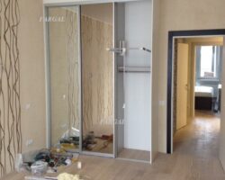 встроенный зеркальный Шкаф купе в гостиную МКН Мебель