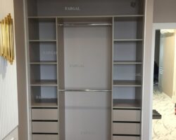 встроенный шкаф купе в золотистом узком профиле Наполнение от МКН Мебель на заказ