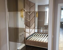 встроенный шкаф купе в тонком золотом профиле в сочетании с бронзовыми и серебряными зеркалами МКН Мебель на заказ