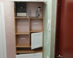 стеллаж позволил закрыть коммуникации в прихожей щиток, шкафчик и блок с розетками