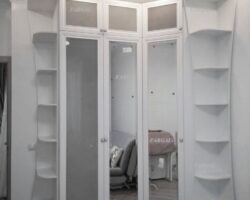 угловой шкаф с матовыми стёклами под икеа