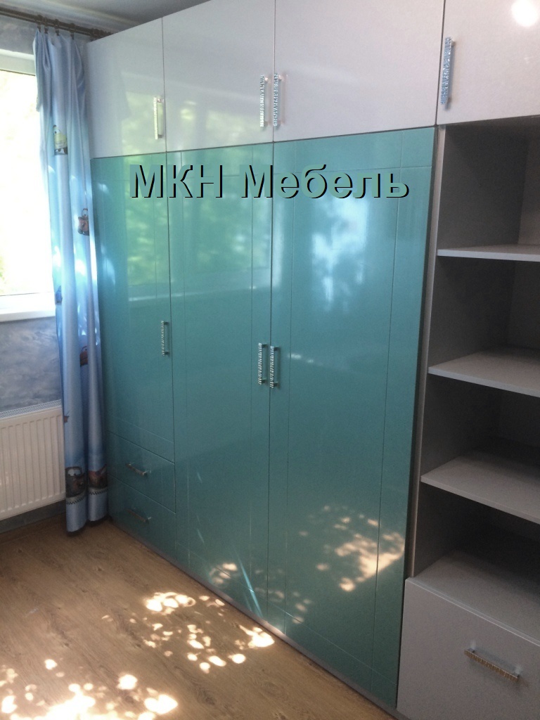 Стол глянцевый шкаф в спальню | МКН МЕБЕЛЬ - КУХНИ, ШКАФЫ-КУПЕ